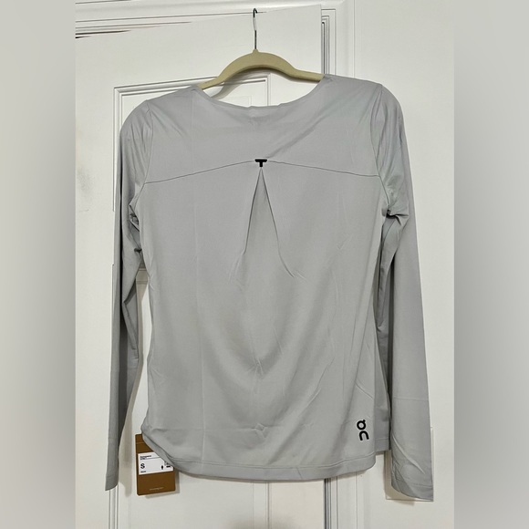On Performance Long-T glacier women’s size small NWT - Picture 6 of 7